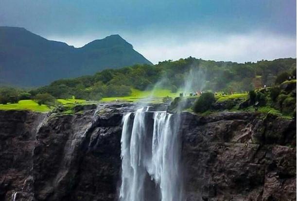 Strangely anti-gravity waterfalls, water flows back to the sky-3