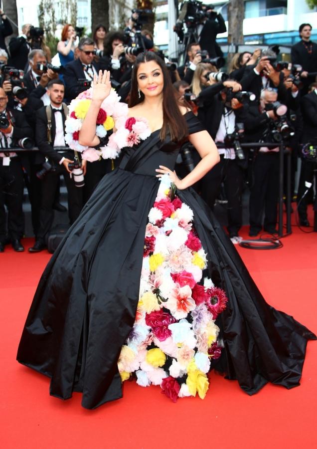 Aishwarya Rai lại như một nàng tiên hoa.