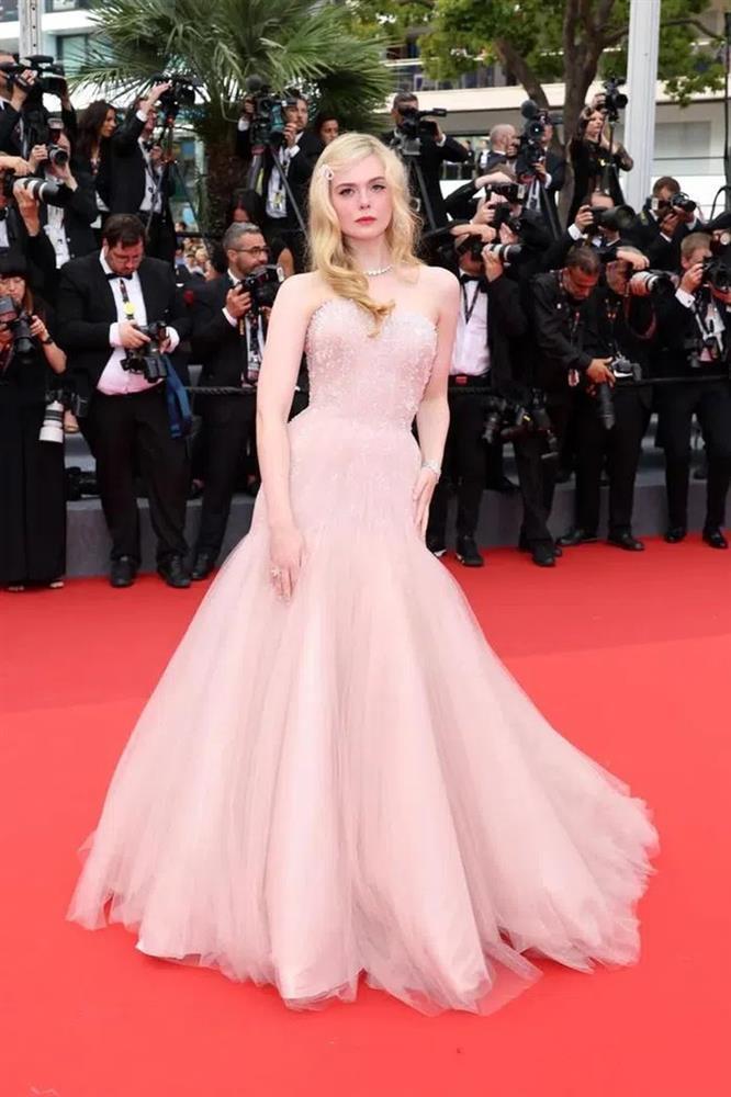 Elle Fanning đẹp tựa nữ thần cân thảm đỏ Cannes ngày 2-2