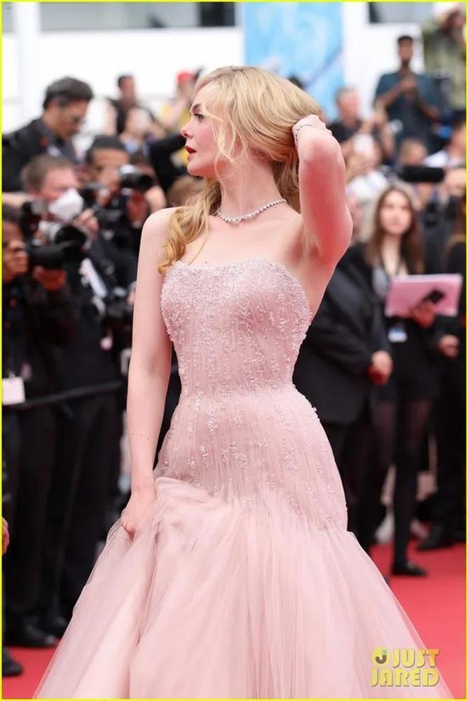 Elle Fanning đẹp tựa nữ thần cân thảm đỏ Cannes ngày 2-3