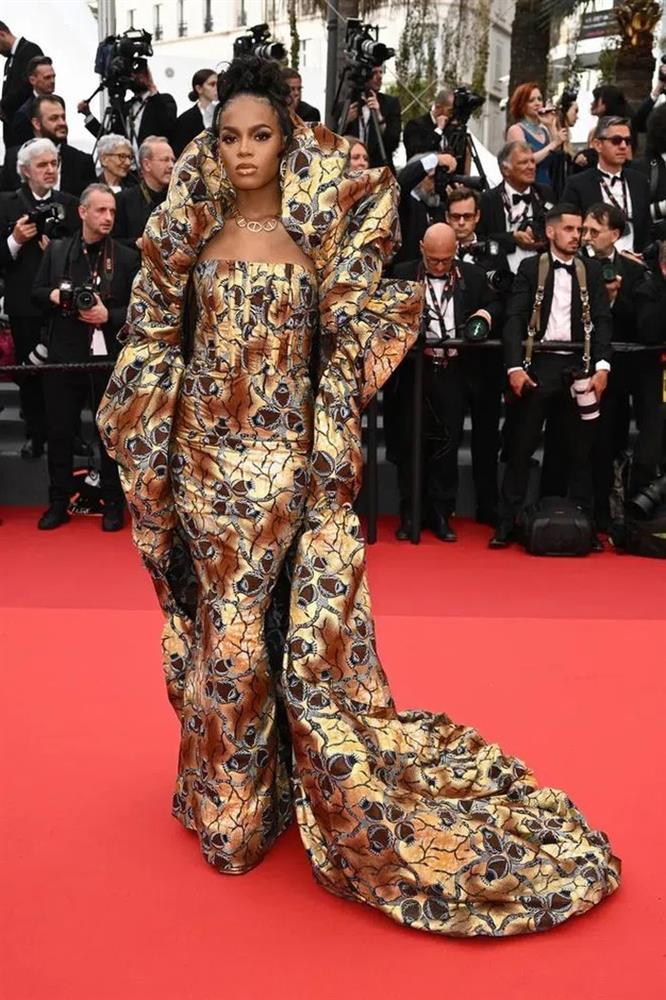 Elle Fanning đẹp tựa nữ thần cân thảm đỏ Cannes ngày 2-7