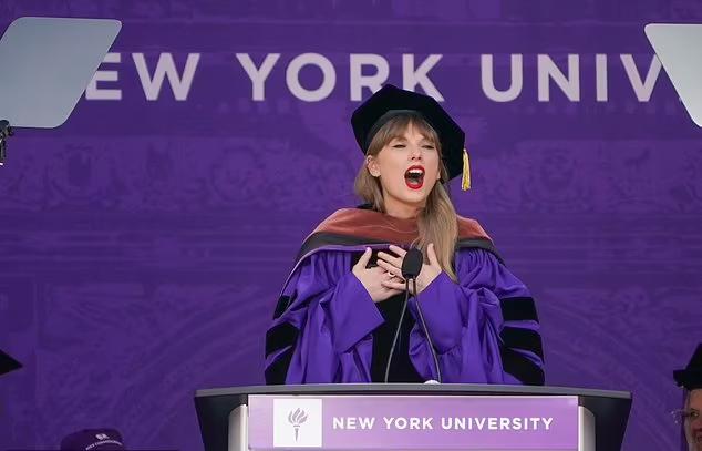 Ca sĩ Taylor Swift được trao bằng tiến sĩ