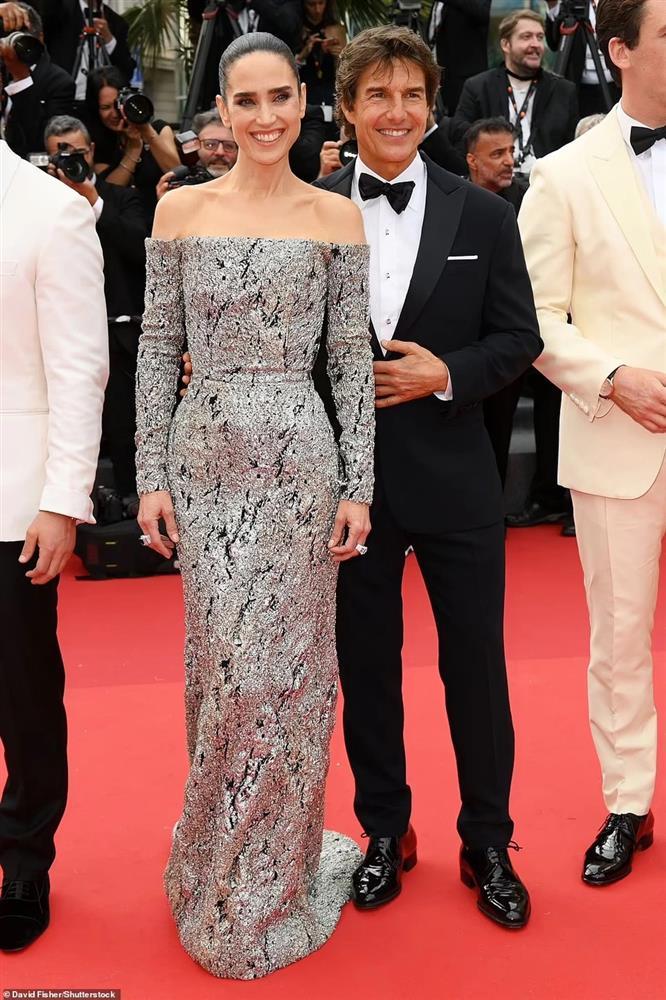 Elle Fanning đẹp tựa nữ thần cân thảm đỏ Cannes ngày 2-5