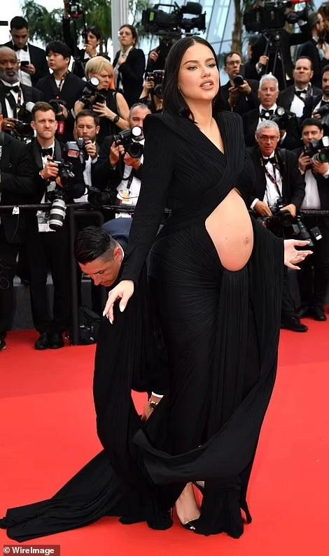 Elle Fanning đẹp tựa nữ thần cân thảm đỏ Cannes ngày 2-9