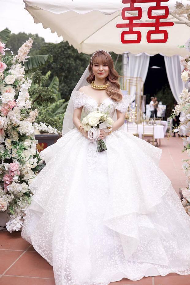 Lâm Vỹ Dạ mặc kém duyên đi đám cưới lấn át bà xã Mạc Văn Khoa-3