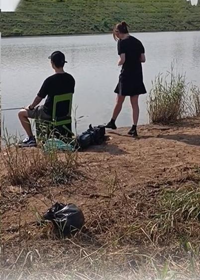 Thanh niên lần đầu dẫn bạn gái đi câu cá, cả buổi làm đúng 1 việc-2