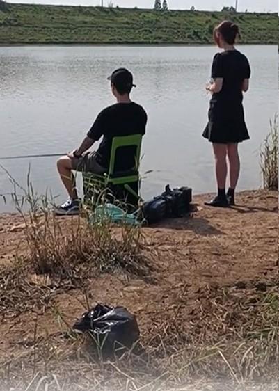 Thanh niên lần đầu dẫn bạn gái đi câu cá, cả buổi làm đúng 1 việc-1