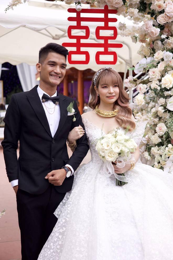 Lâm Vỹ Dạ mặc kém duyên đi đám cưới lấn át bà xã Mạc Văn Khoa-2