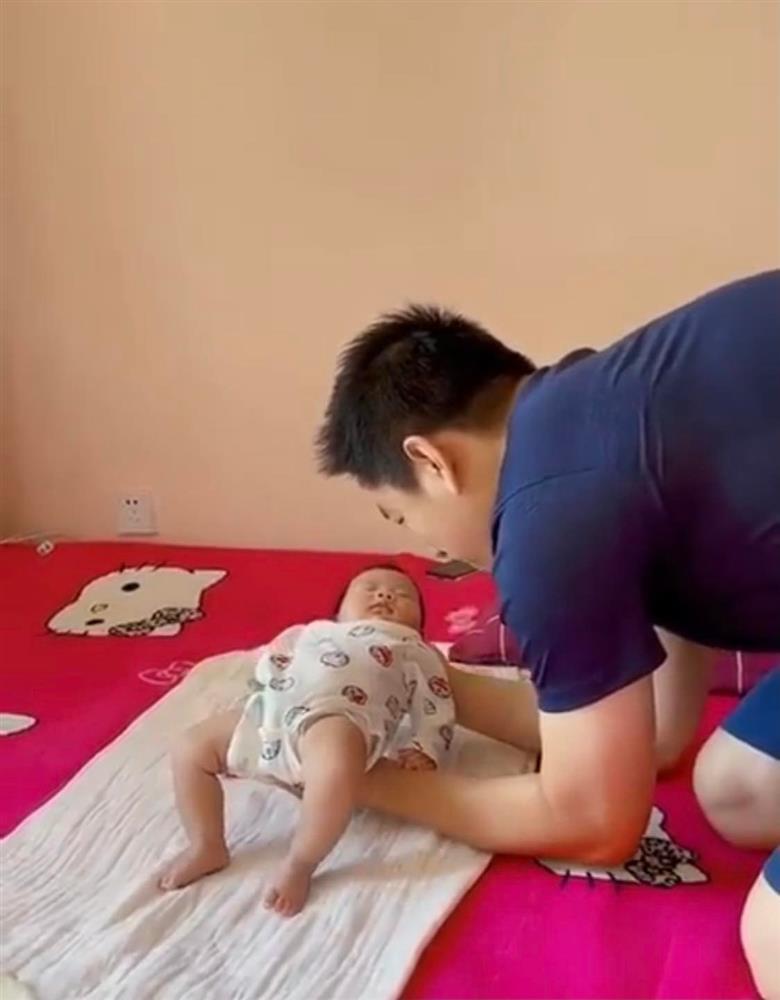 Nỗi ám ảnh đặt con ngủ: Ông bố trẻ khiến dân mạng cười nghiêng ngả-1