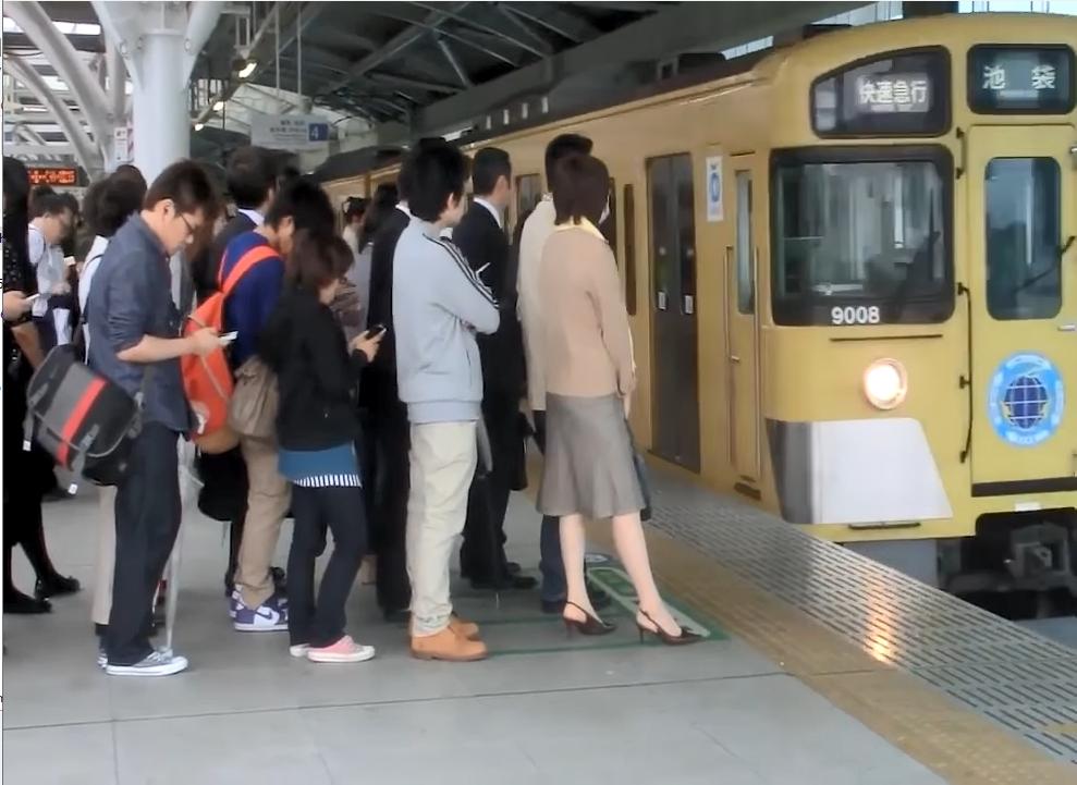 Ủn mông trên tàu điện ngầm Nhật Bản, xe bus Việt Nam chưa là gì-1