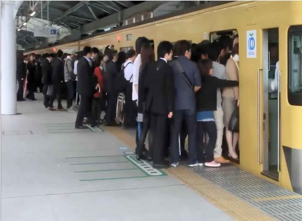 Ủn mông trên tàu điện ngầm Nhật Bản, xe bus Việt Nam chưa là gì-2