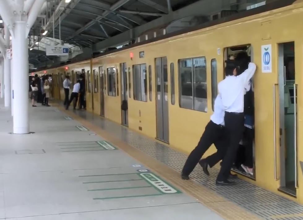 Ủn mông trên tàu điện ngầm Nhật Bản, xe bus Việt Nam chưa là gì-3
