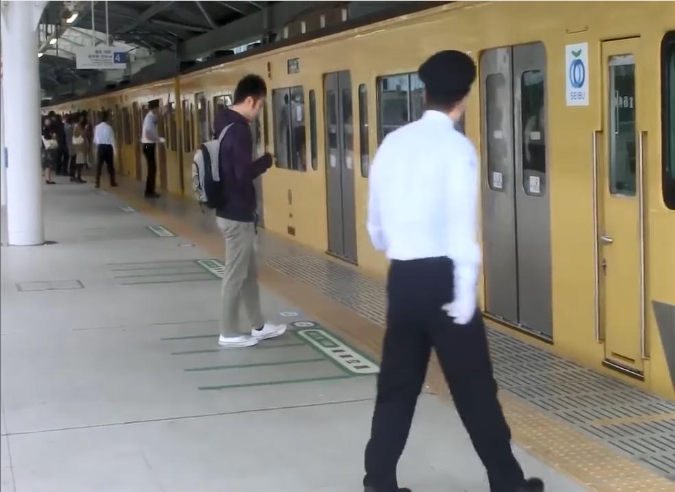 Ủn mông trên tàu điện ngầm Nhật Bản, xe bus Việt Nam chưa là gì-4