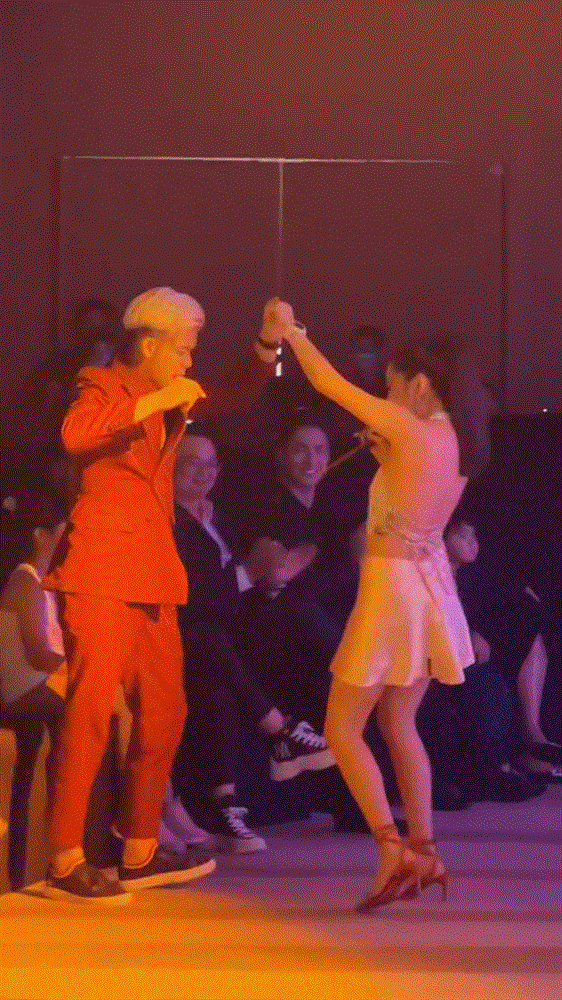 Bảo Anh ngồi vào lòng Trọng Hiếu, ô kìa bàn tay hư hỏng của đằng trai-3