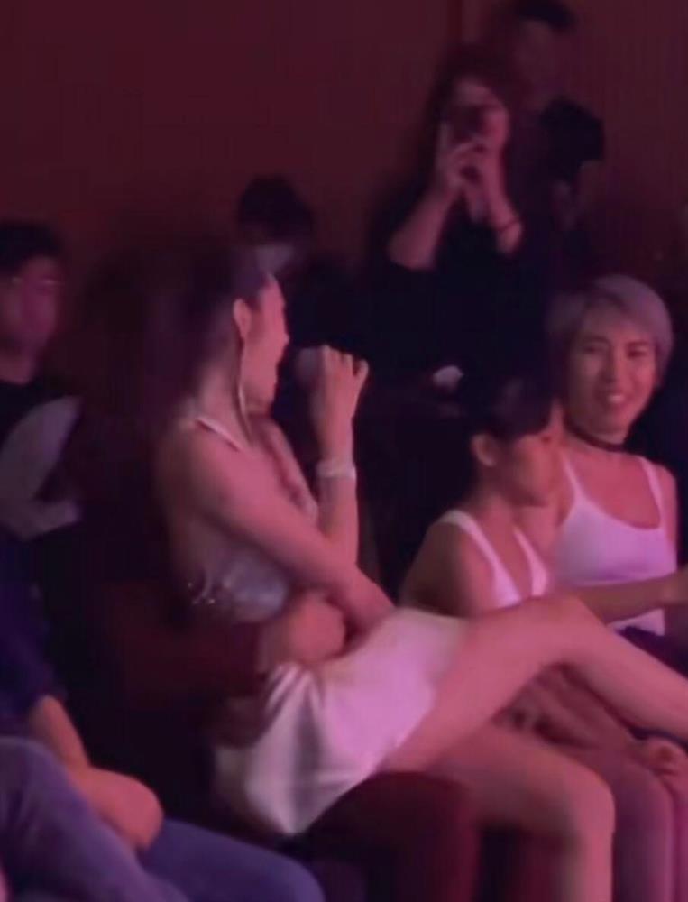 Bảo Anh ngồi vào lòng Trọng Hiếu, ô kìa bàn tay hư hỏng của đằng trai-4