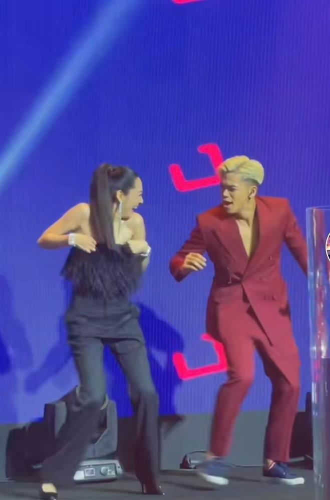 Bảo Anh ngồi vào lòng Trọng Hiếu, ô kìa bàn tay hư hỏng của đằng trai-2