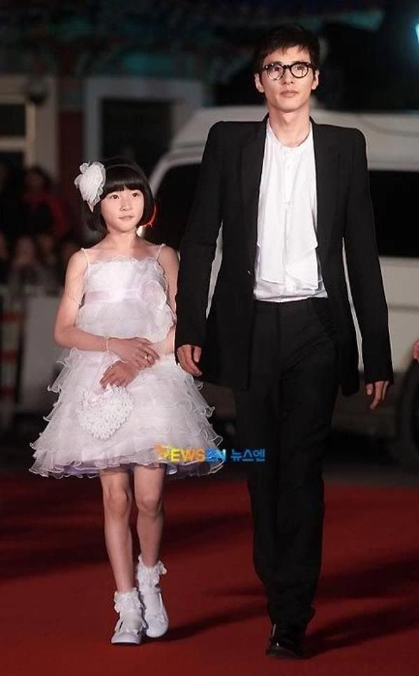 Năm 2014, Kim Sae Ron giành giải Nữ diễn viên mới xuất sắc của Blue Dragon Awards cho A Girl At My Door. Năm 2015, cô thắng giải Nữ diễn viên quốc tế xuất sắc do khán giả bình chọn tại Golden Rooster Awards cho vai diễn trong tác phẩm Snowy Road.