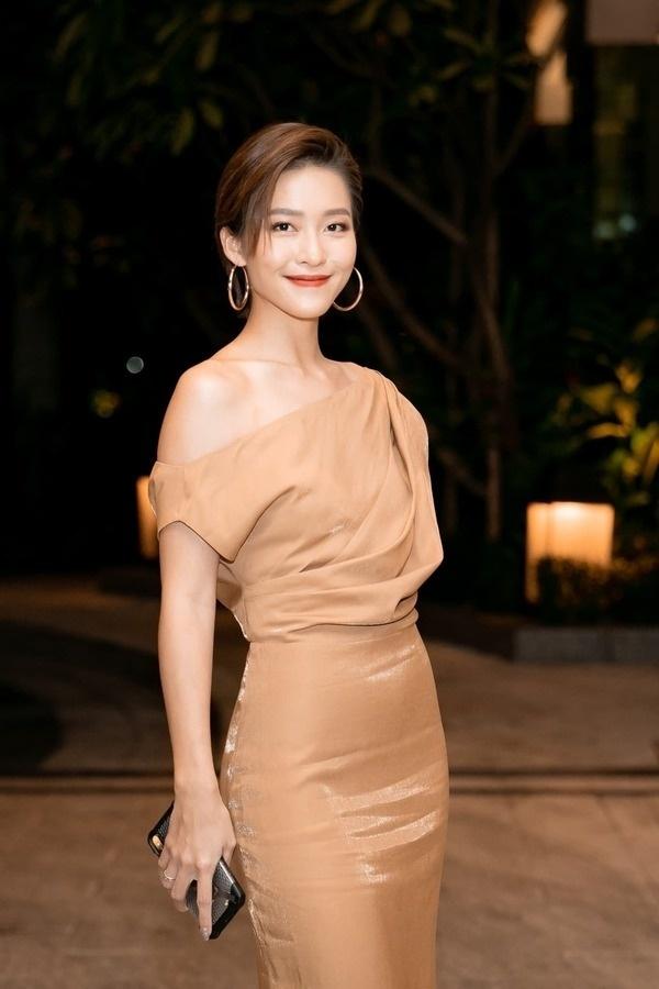 Vietnamese beauties have 10 points of elegance by mixing beige clothes to go to a wedding-3