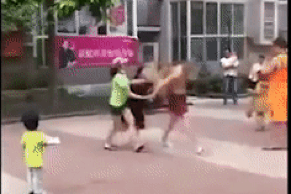 Clip: Tài xế Grab ở TP.HCM bị 2 thanh niên đánh đập dã man sau va chạm-1