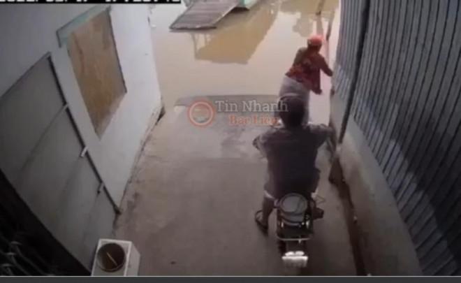 Mẹ bị trầm cảm, ném con 1 tuổi xuống sông-2