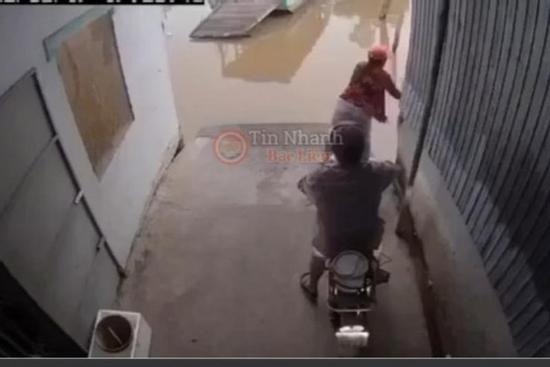 Mẹ bị trầm cảm, ném con 1 tuổi xuống sông