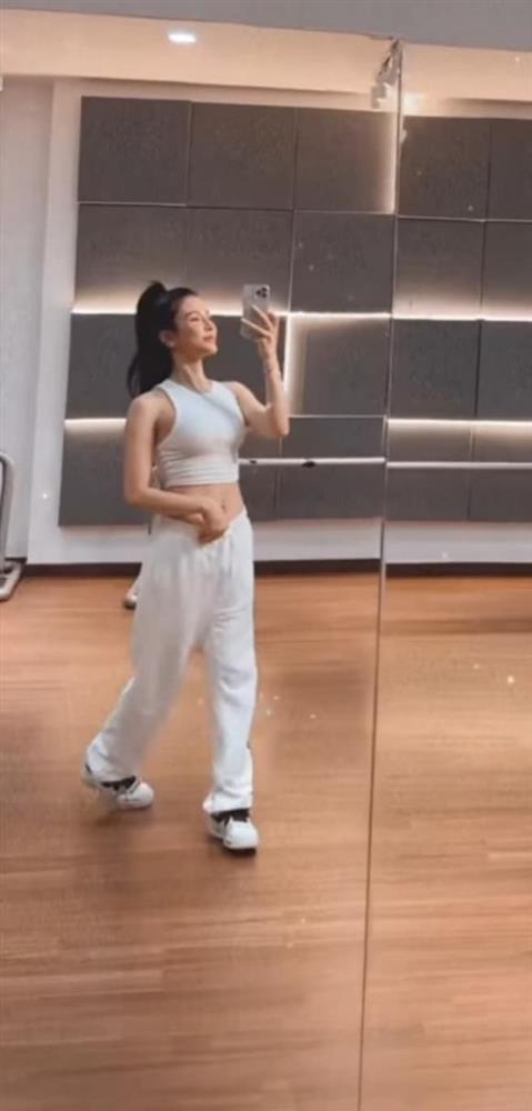 Lâu ngày mới tập nhảy, Diệp Lâm Anh gây nghiện với cơ bụng săn chắc-1