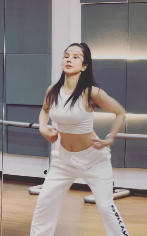 After a long time practicing dancing, Diep Lam Anh is addictive with toned abs-2