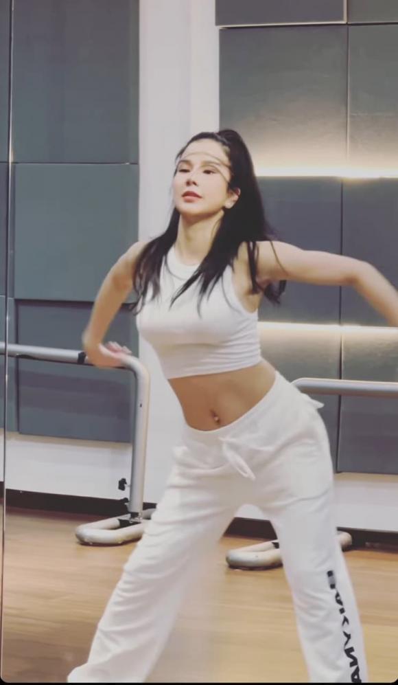 After a long time practicing dancing, Diep Lam Anh is addictive with toned abs-3
