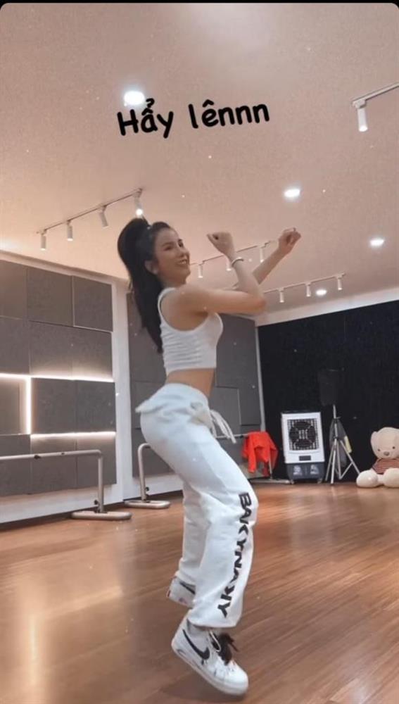 After a long time practicing dancing, Diep Lam Anh is addictive with toned abs-9