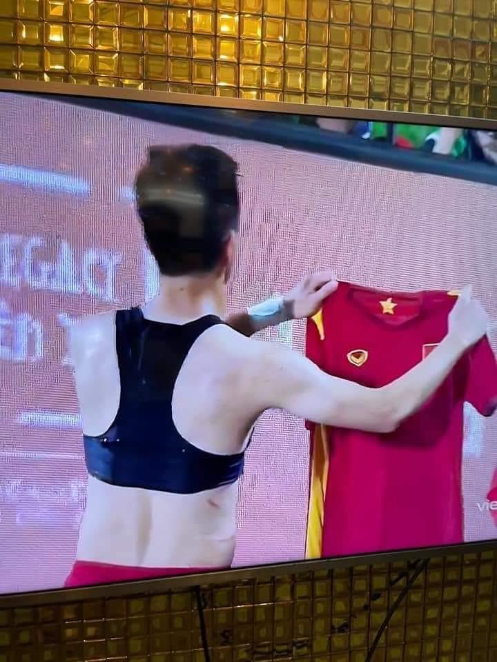 Dân mạng soi áo lót Tiến Linh mặc sau pha cởi áo mừng ghi bàn-2