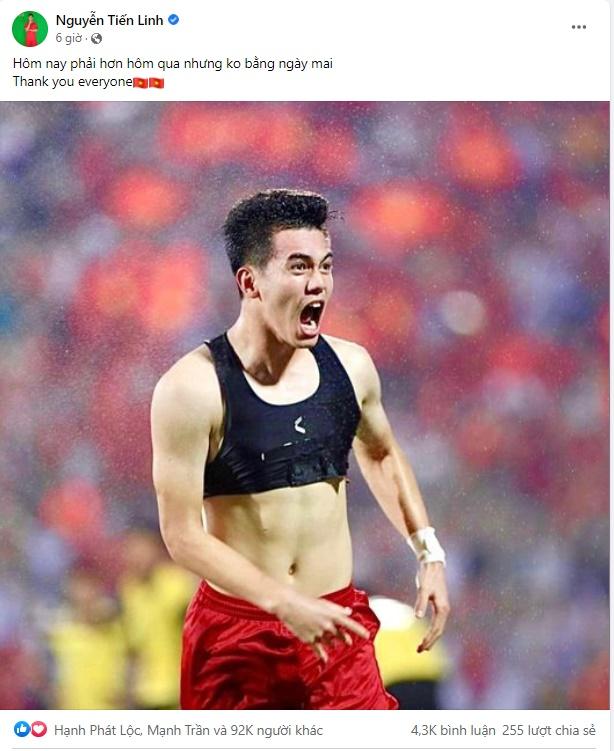 Phản ứng Tiến Linh sau màn khoe áo lót bị phạt thẻ vàng-4