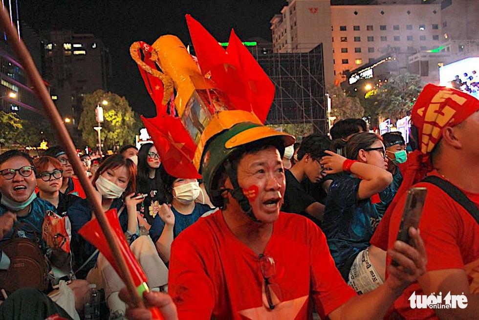 A series of photos of people bursting with the victory of U23 Vietnam-12