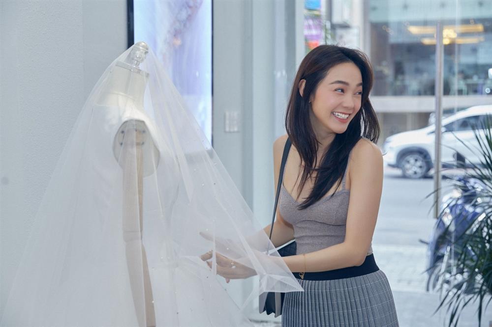 Cận cảnh những bộ váy cưới đầu tiên của Minh Hằng-1