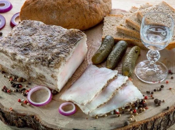 Người Nga mê mệt mỡ lợn muối, nhìn rất ngấy liệu có khó ăn?-3