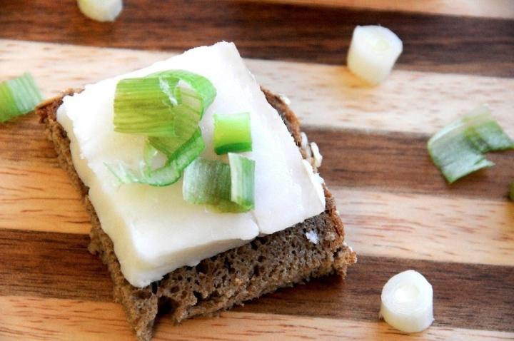 Người Nga mê mệt mỡ lợn muối, nhìn rất ngấy liệu có khó ăn?-5