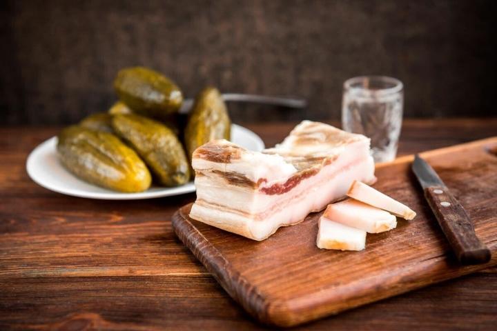 Người Nga mê mệt mỡ lợn muối, nhìn rất ngấy liệu có khó ăn?-6