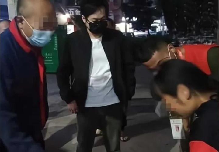 Cô gái thà sống ở nghĩa trang còn hơn về nhà, nghe lý do mới thấu hết-2