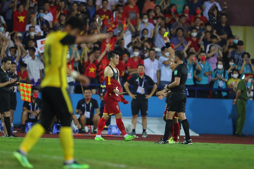 Ảnh cận chiếc crop-top thần thánh gây náo loạn MXH của Tiến Linh-6