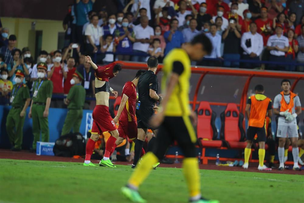 Ảnh cận chiếc crop-top thần thánh gây náo loạn MXH của Tiến Linh-5