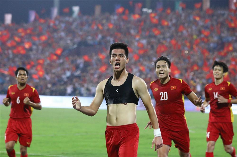 Ảnh cận chiếc crop-top thần thánh&nbsp;gây náo loạn MXH của Tiến Linh-3