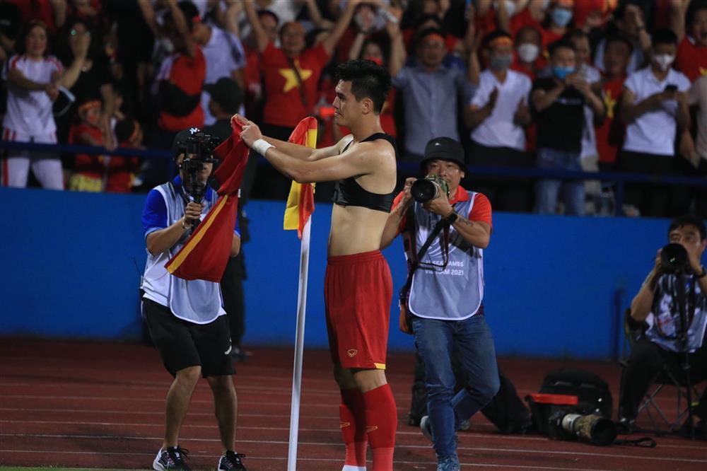 Ảnh cận chiếc crop-top thần thánh gây náo loạn MXH của Tiến Linh-4