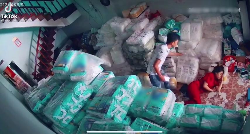 Vợ vừa trông hàng vừa ngủ, chồng nằm ké ôm ngọt ngào tan chảy-1