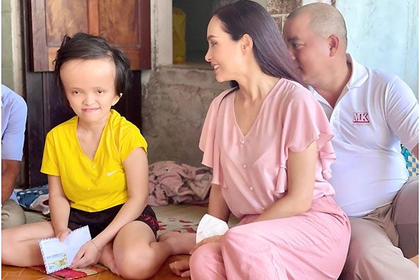 Thúy Hằng - Thúy Hạnh cho các con đón Tết thiếu nhi sớm-2