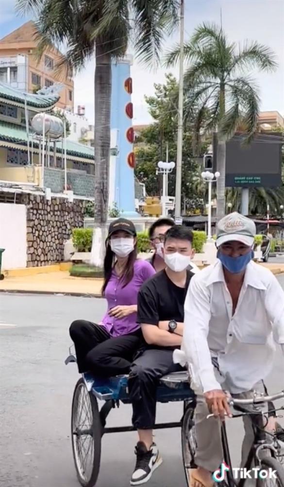 Thùy Tiên lộ nội y kém duyên khi mặc áo bà ba-1