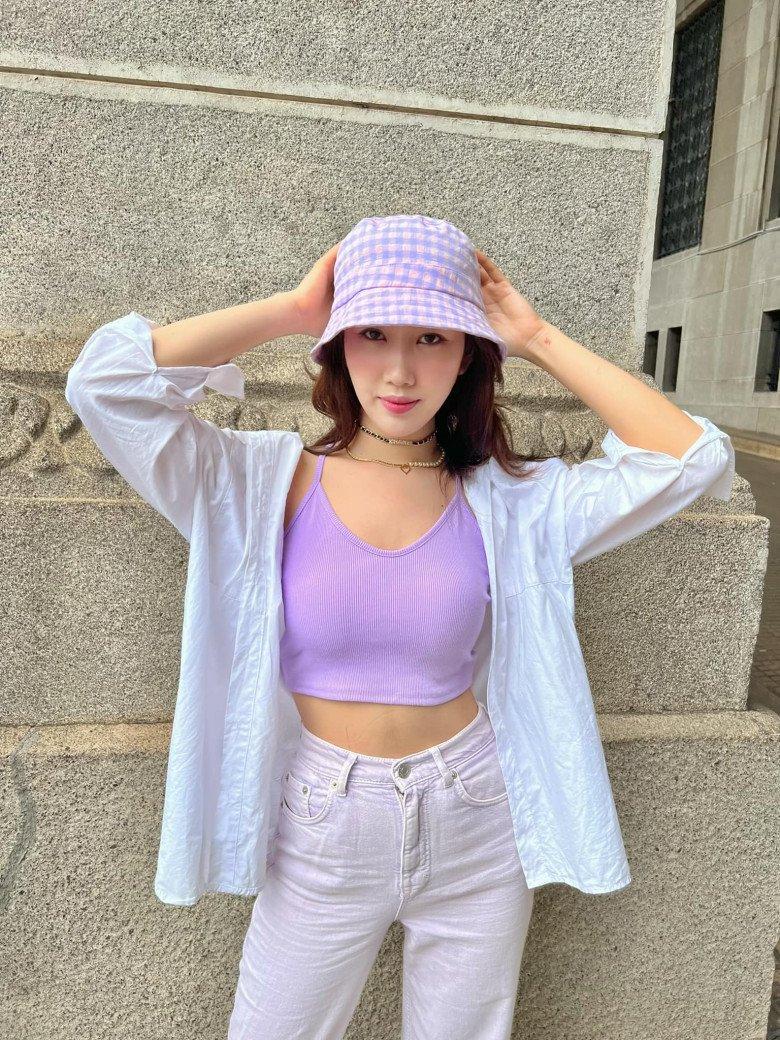 Thúy Ngân khoe street style năng động, sắc màu ngày hè. Nữ diễn viên phối áo croptop với quần cạp cao, khoác sơ mi phóng khoáng.