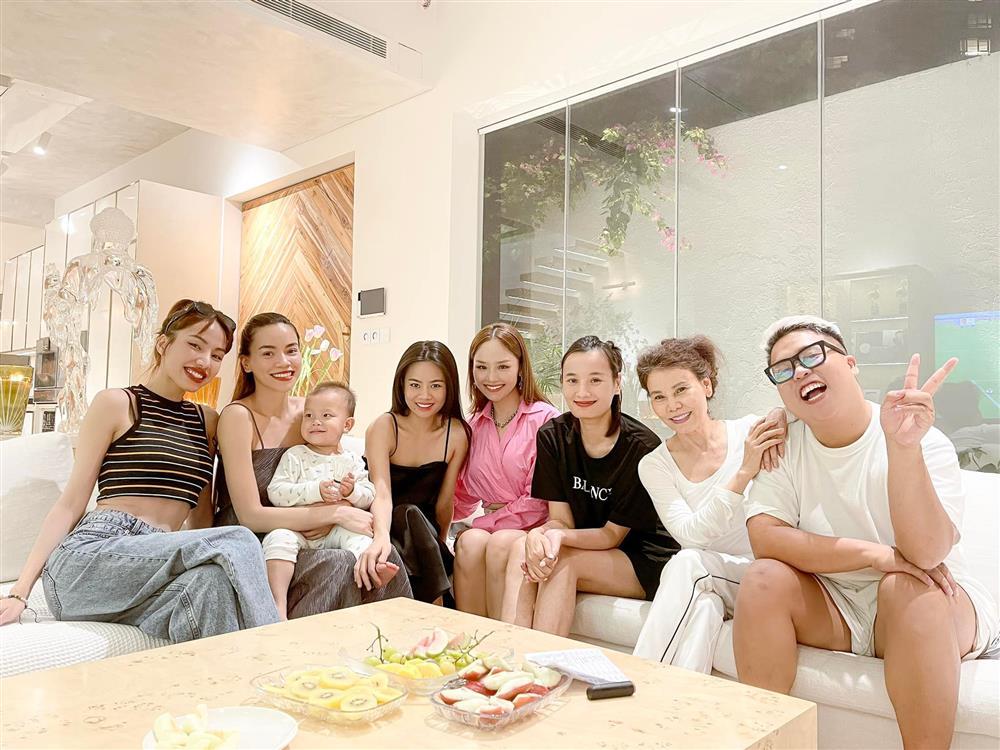 Con trai Hà Hồ hớn hở ra mặt khi ngồi bên dàn mỹ nhân Vbiz-2
