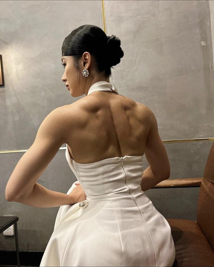 Gymer xịn cũng ngả mũ nhìn Angela Phương Trinh nâng tạ 260kg-5