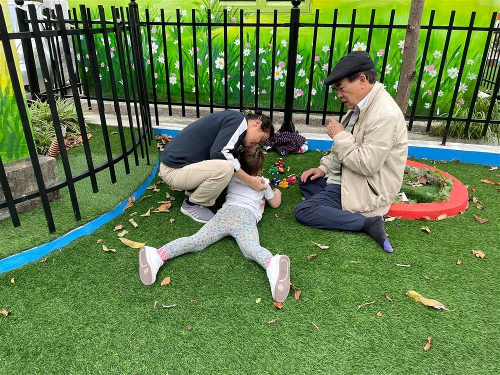 Sao Việt hôm nay 20/5: Đạo diễn Nguyễn Quang Dũng báo tin buồn-6