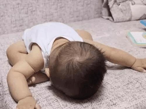 Children's sleeping patterns make parents wonder: How can they lie down?-2