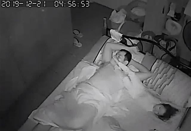 Các kiểu ngủ của lũ trẻ khiến cha mẹ tự hỏi: Sao lại nằm được vậy?-4